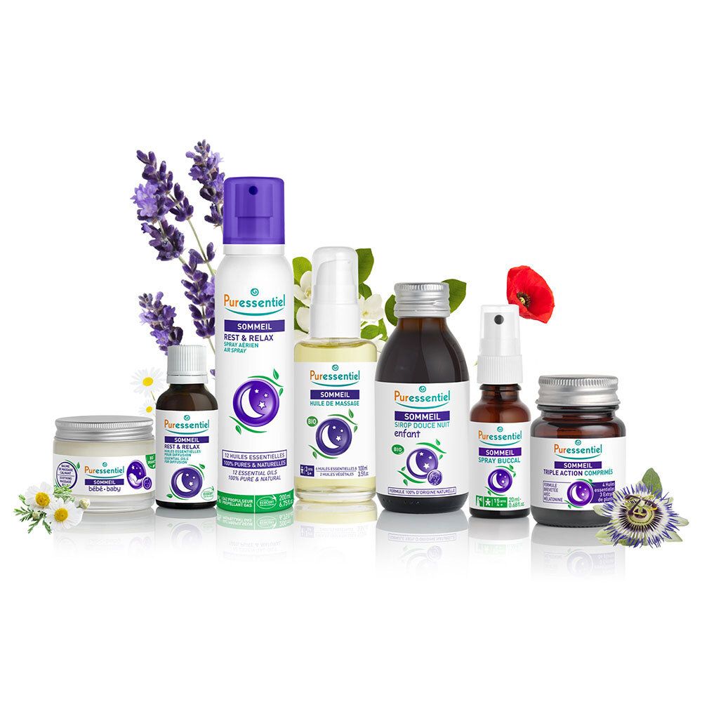 Verschiedene Puressentiel Produkte: Massageöl, Spray, Creme, ätherische Öle. Lavendelzweige. Mond-Symbol.