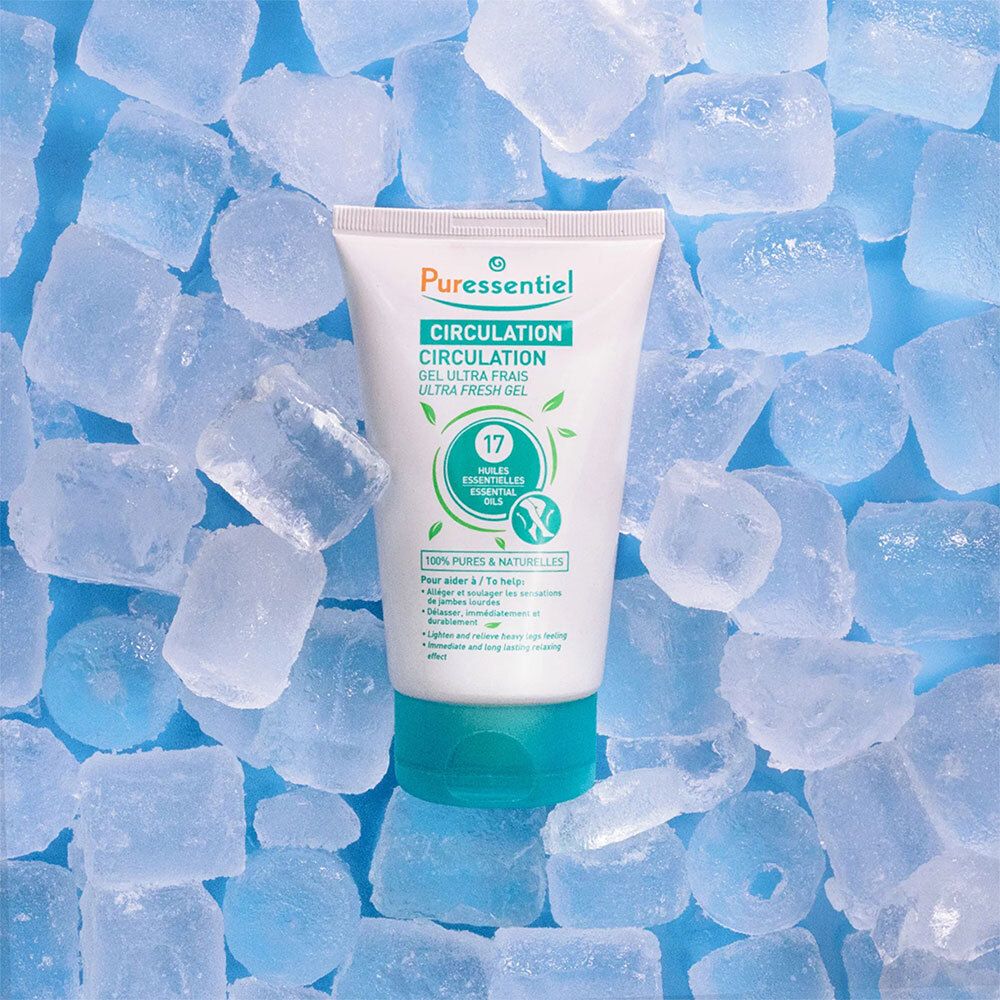 Weiß-türkisfarbene Tube auf Eiswürfeln. Aufschrift: Circulation Gel Ultra Frais, 17 Huiles Essentielles.