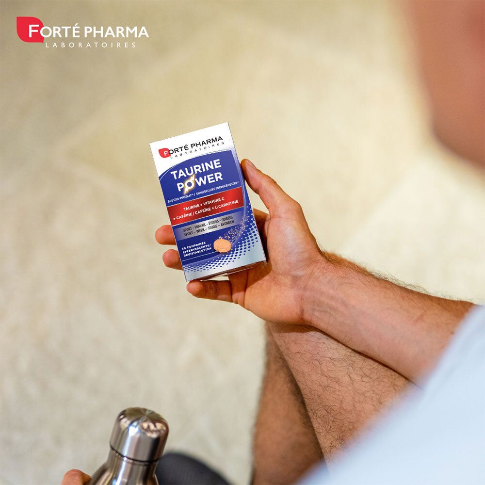 Main tenant une boîte de "Taurine Power". Marque : Forté Pharma. Inscriptions : Taurine, Caféine, L-Carnitine.