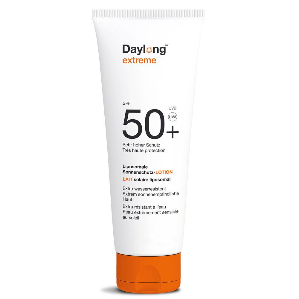 Weiße Tube mit orangefarbenem Deckel. Aufschrift: Daylong extreme SPF 50+. Liposomale Sonnenmilch-Lotion.