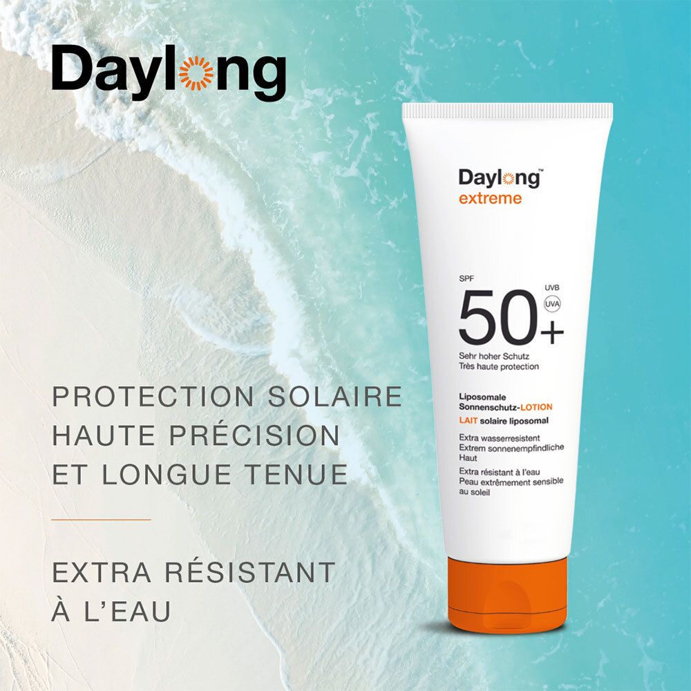 Tube vor Strandhintergrund. Aufschrift: Daylong extreme SPF 50+. Schutz vor Sonne und Wasser.