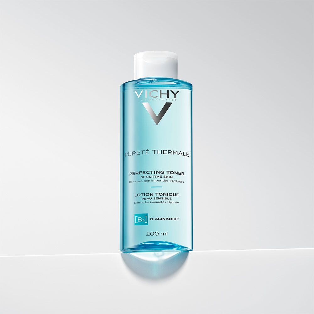 Flacon bleu transparent avec bouchon blanc. Inscriptions : VICHY, Pureté Thermale, Perfecting Toner, 200 ml.