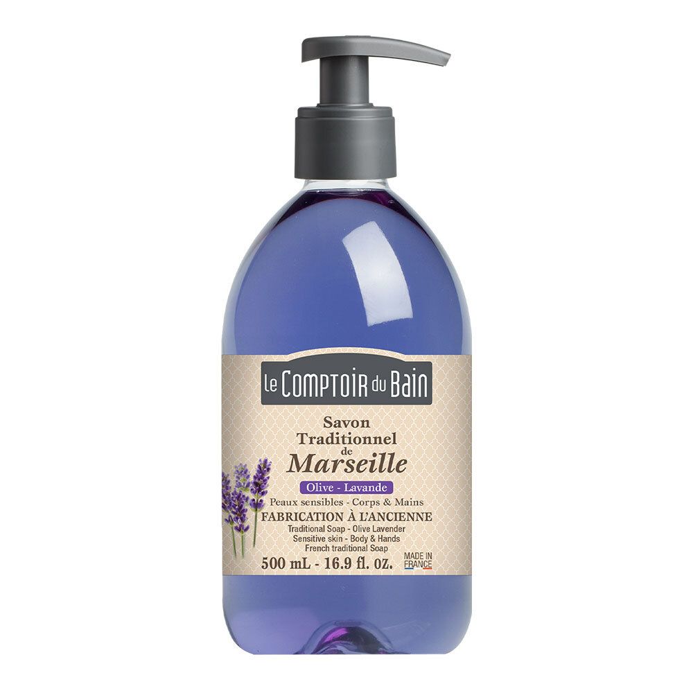 Flasche mit flüssiger Seife. Aufschrift: Le Comptoir du Bain, Savon Traditionnel de Marseille, Olive Lavendel. Mit Dosierpumpe.