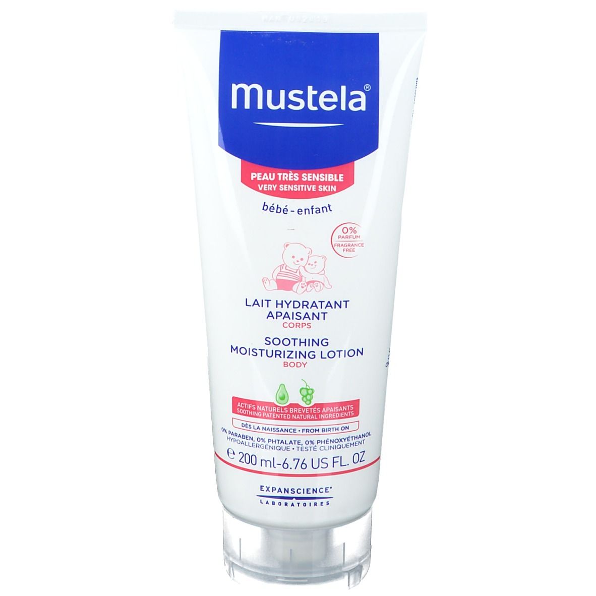 Weiße Tube mit blauem Deckel. Aufschrift: Mustela, Lait Hydratant Apaisant, Soothing Moisturizing Lotion. Für sehr empfindliche Haut.