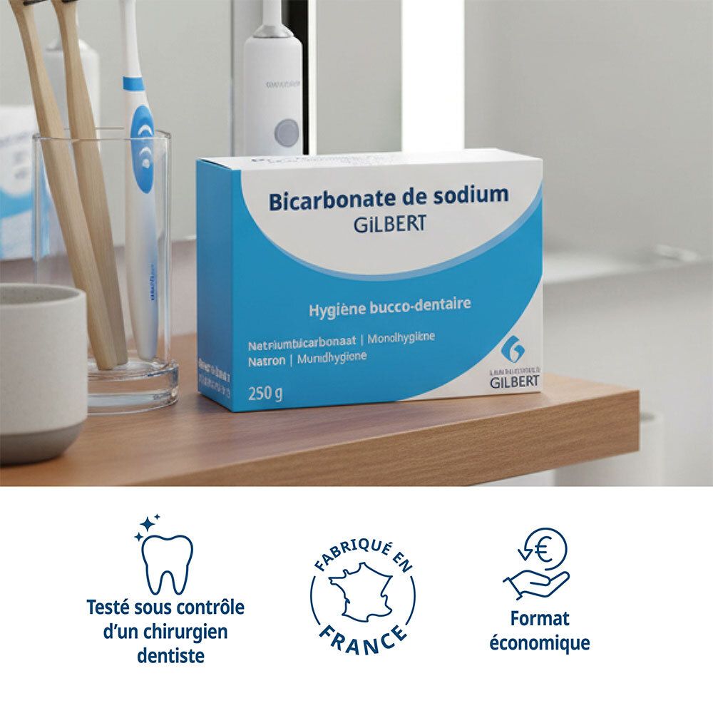 Blau-weiße Schachtel „Bicarbonate de sodium GILBERT“ auf einem Regal. Mit Zertifizierungen und Logo.
