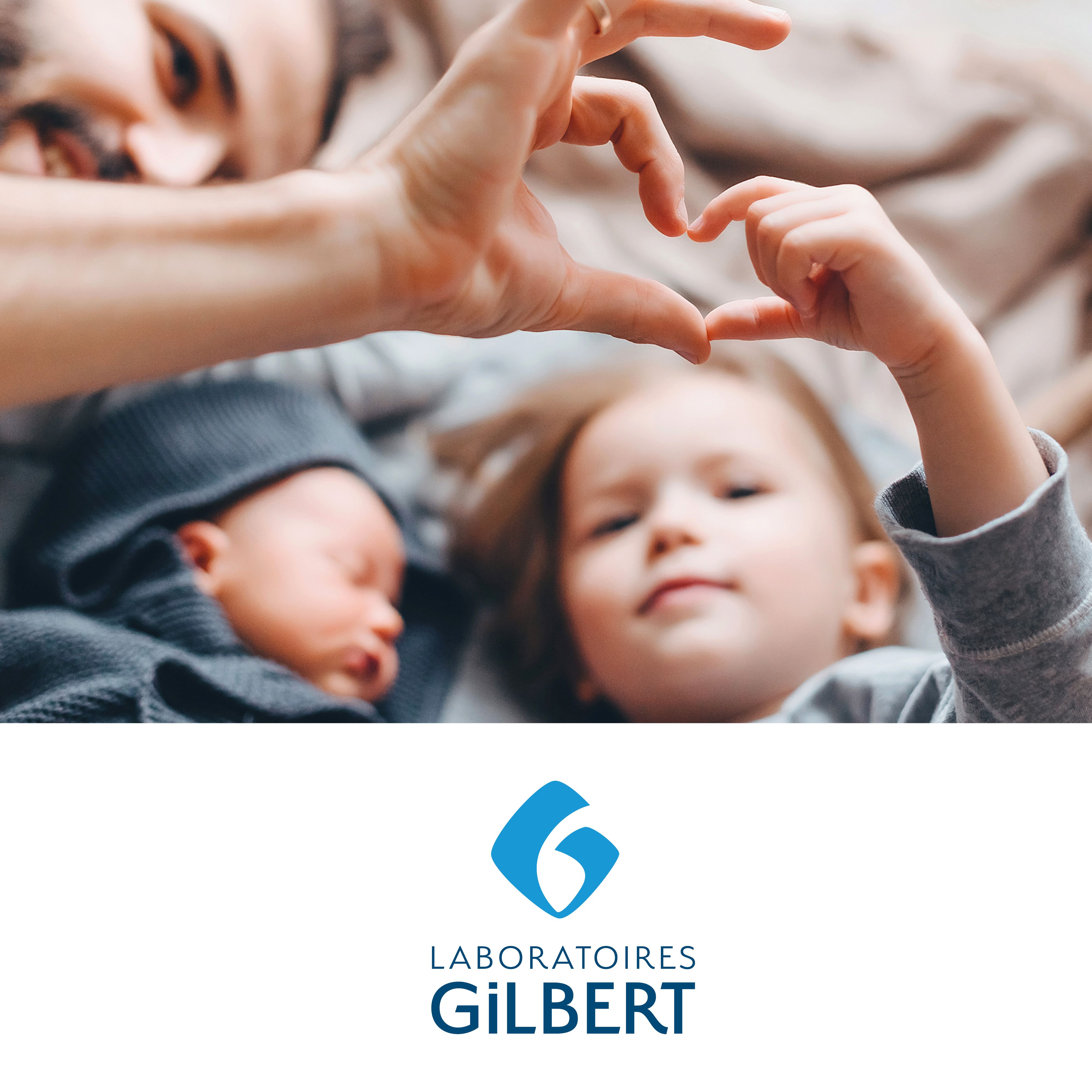 Familie formt Herz mit Händen. Logo Laboratoires Gilbert. Baby und Kleinkind.