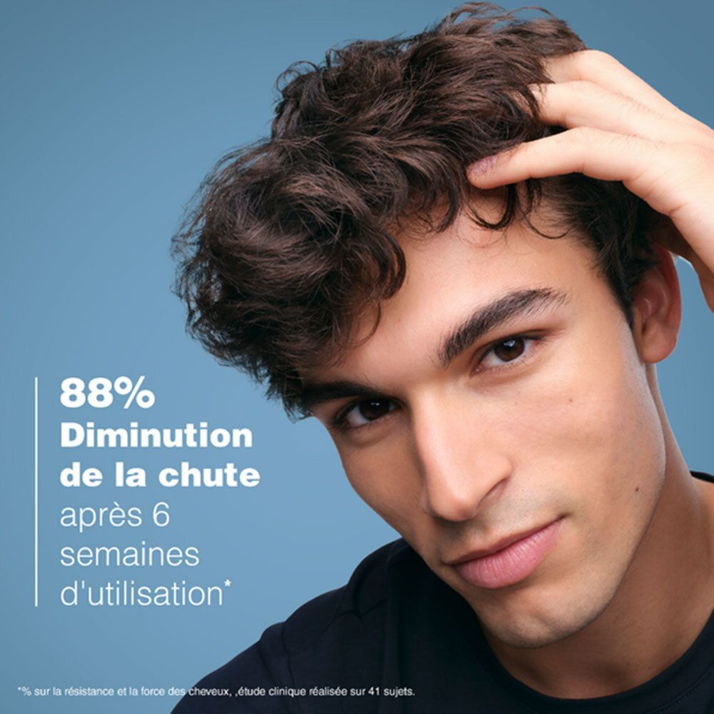 Mann berührt seine Haare. Text: 88% weniger Haarausfall nach 6 Wochen.