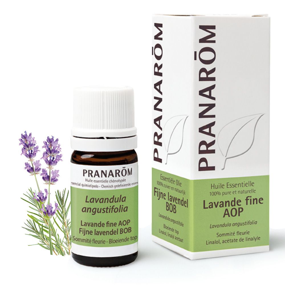 Flacon et boîte d'huile essentielle de lavande Pranarom avec des branches de lavande.