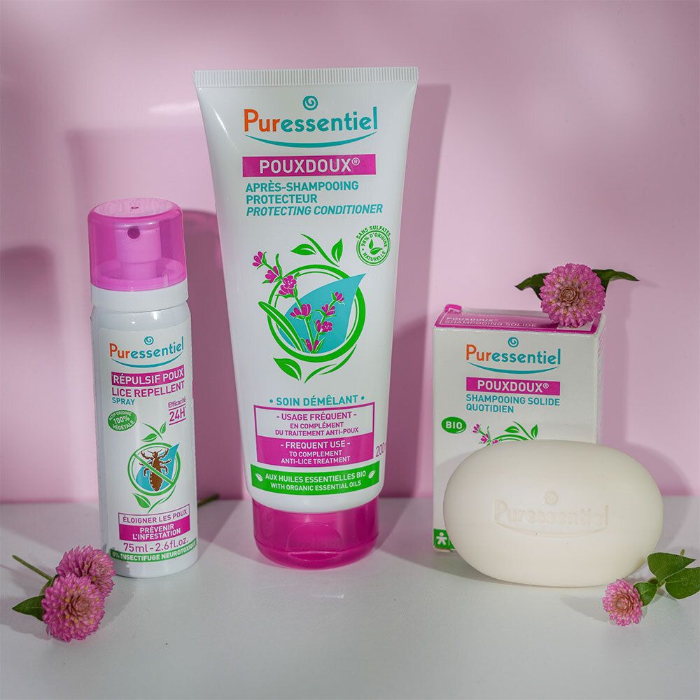 Produkt-Ensemble: Tube, Spray, Seife und Schachtel. Alle mit POUXDOUX®-Logo. Rosa Hintergrund.