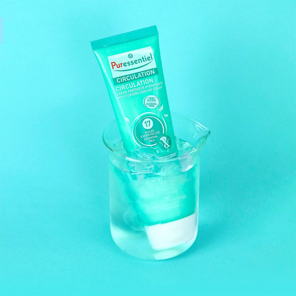 Türkisfarbene Tube in einem Glas Wasser. Aufschrift: Puressentiel Circulation. Enthält 17 ätherische Öle. Sans Alcool.