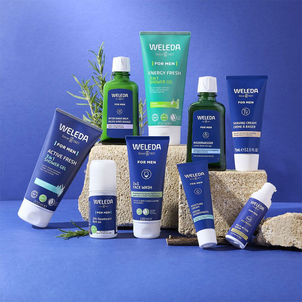 Divers produits de soins pour hommes Weleda. Emballages bleus. Plusieurs produits visibles.