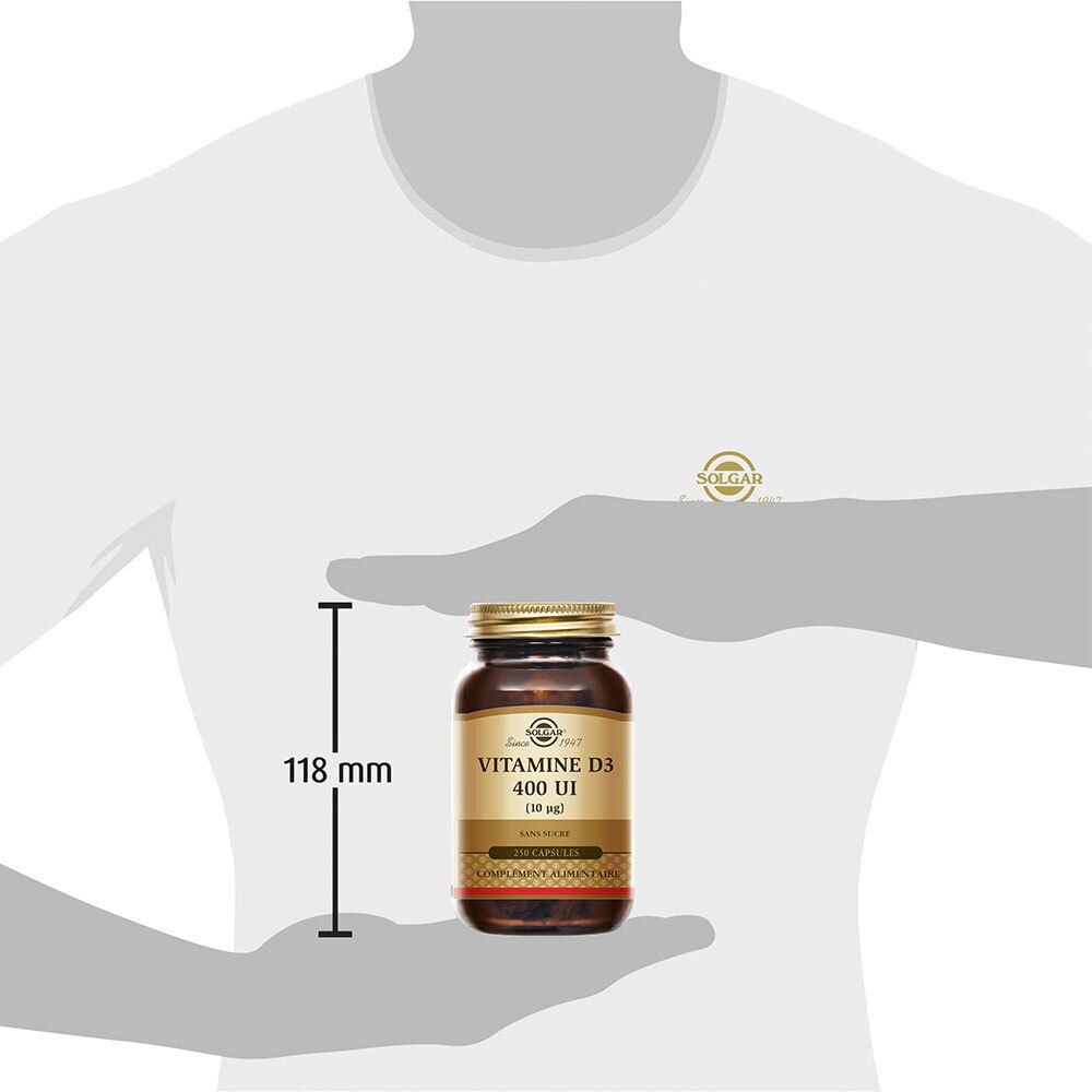 Person hält die braune Flasche. Auf der Flasche steht Vitamin D3 400 UI. 118 mm hoch.