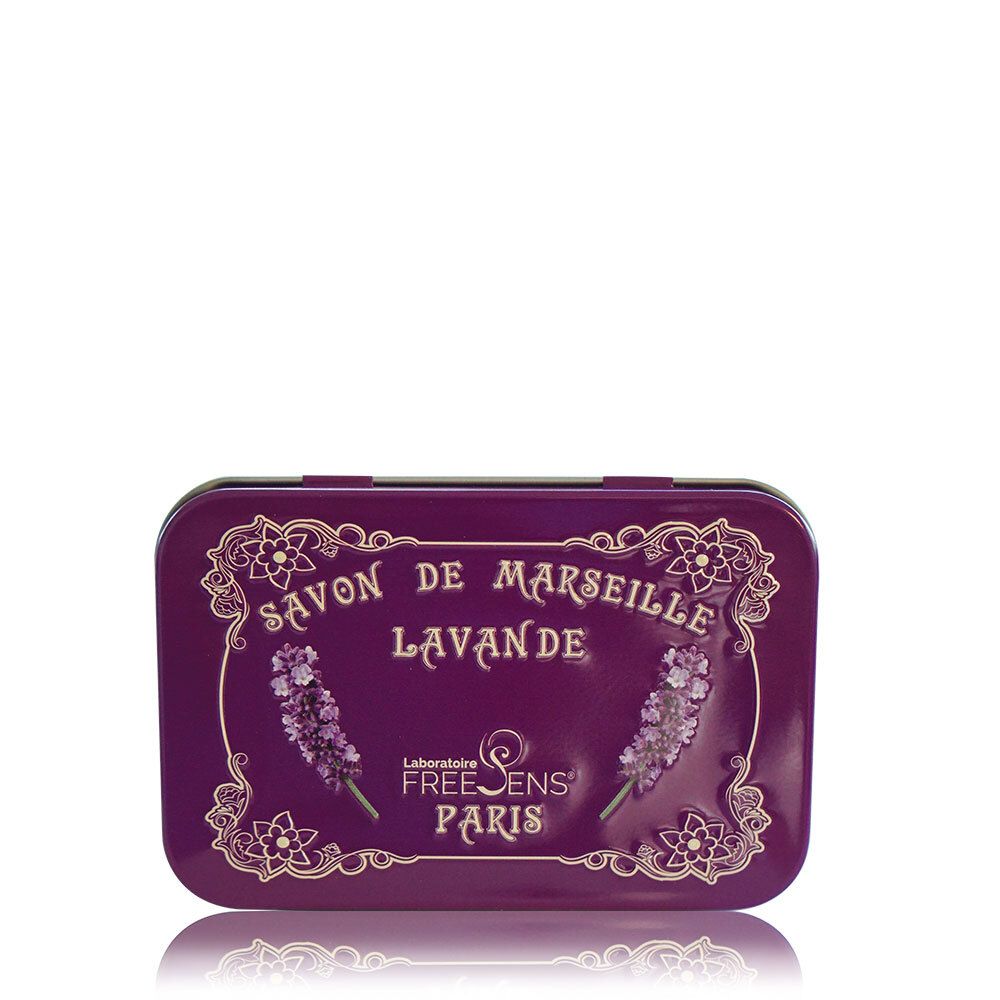Violette Metallbox mit Aufschrift „Savon de Marseille Lavande“. Lavendel-Illustrationen und Markenlogo.