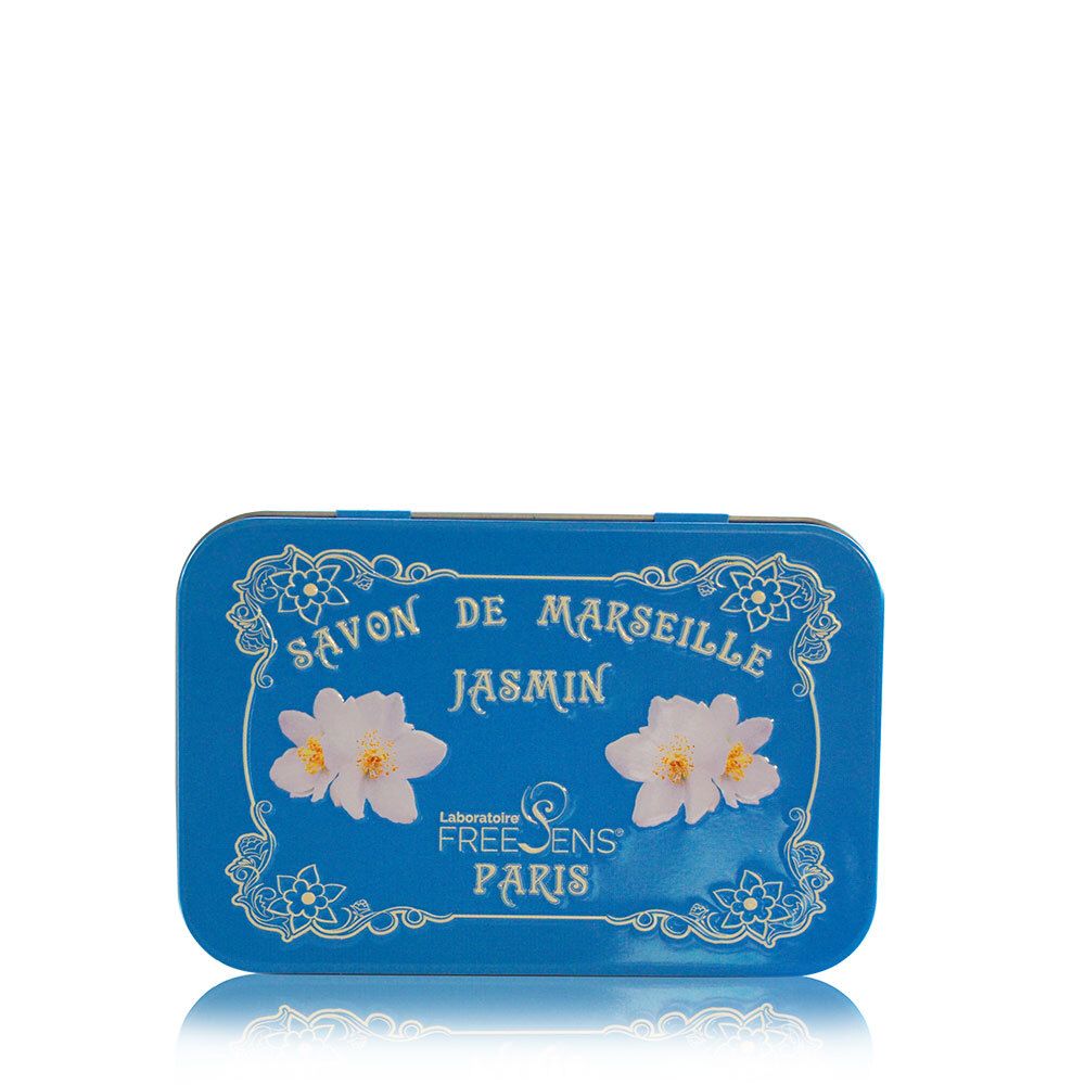 Boîte métallique bleue rectangulaire avec inscription SAVON DE MARSEILLE JASMIN et deux fleurs de jasmin. Marque : FREE'SENS PARIS.