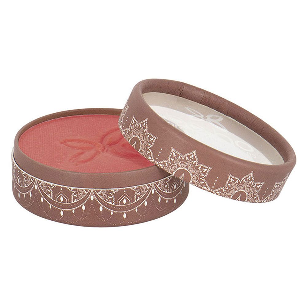 Runder Behälter mit Wangenschminke. Deckel geöffnet. Rosa Wangenschminke mit Prägung. Braune Verpackung mit weißem Muster.