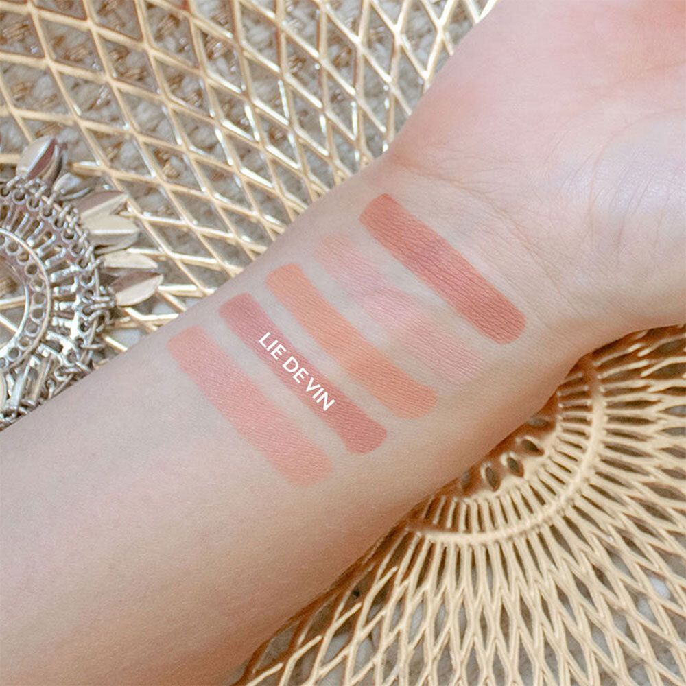 Hand mit fünf Farbmustern. Farbtöne von hellrosa bis rosa. Aufschrift: LIE DE VIN.