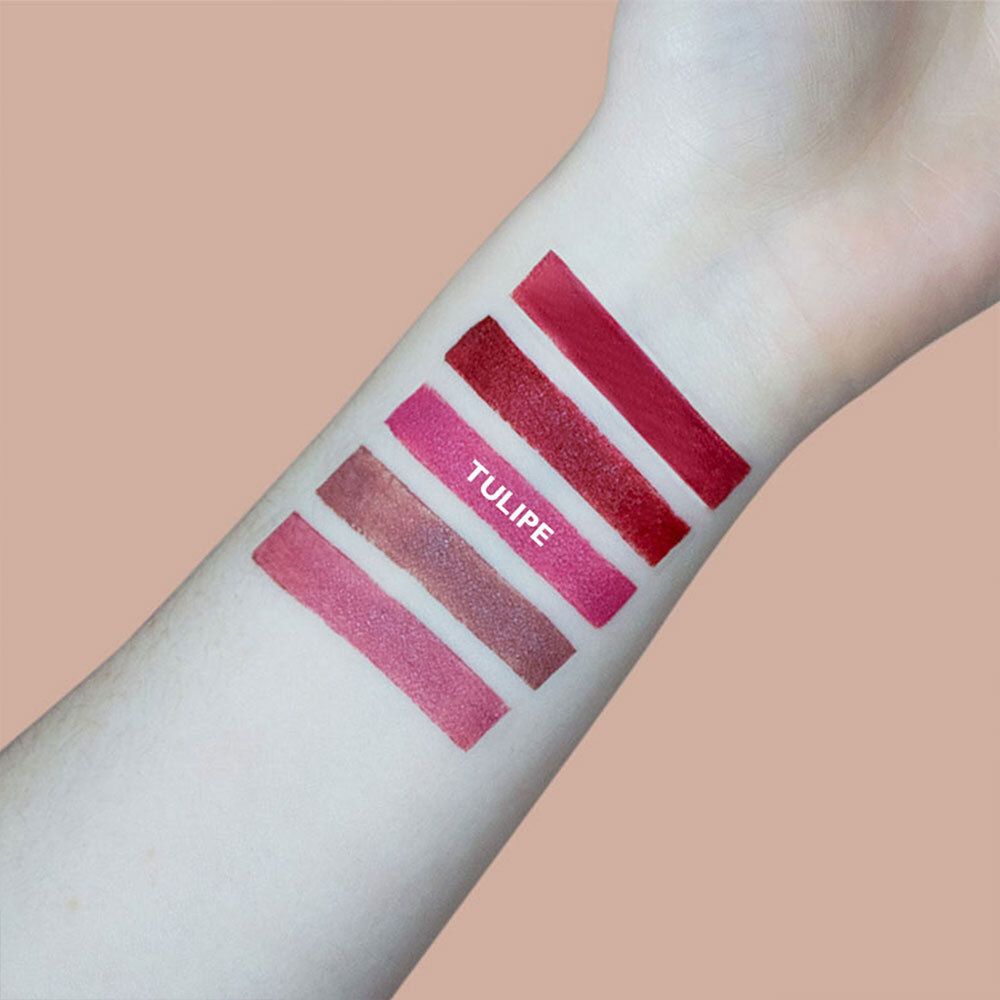 Arm mit Lippenstift-Swatches in verschiedenen Rottönen. Aufschrift: TULIPE.