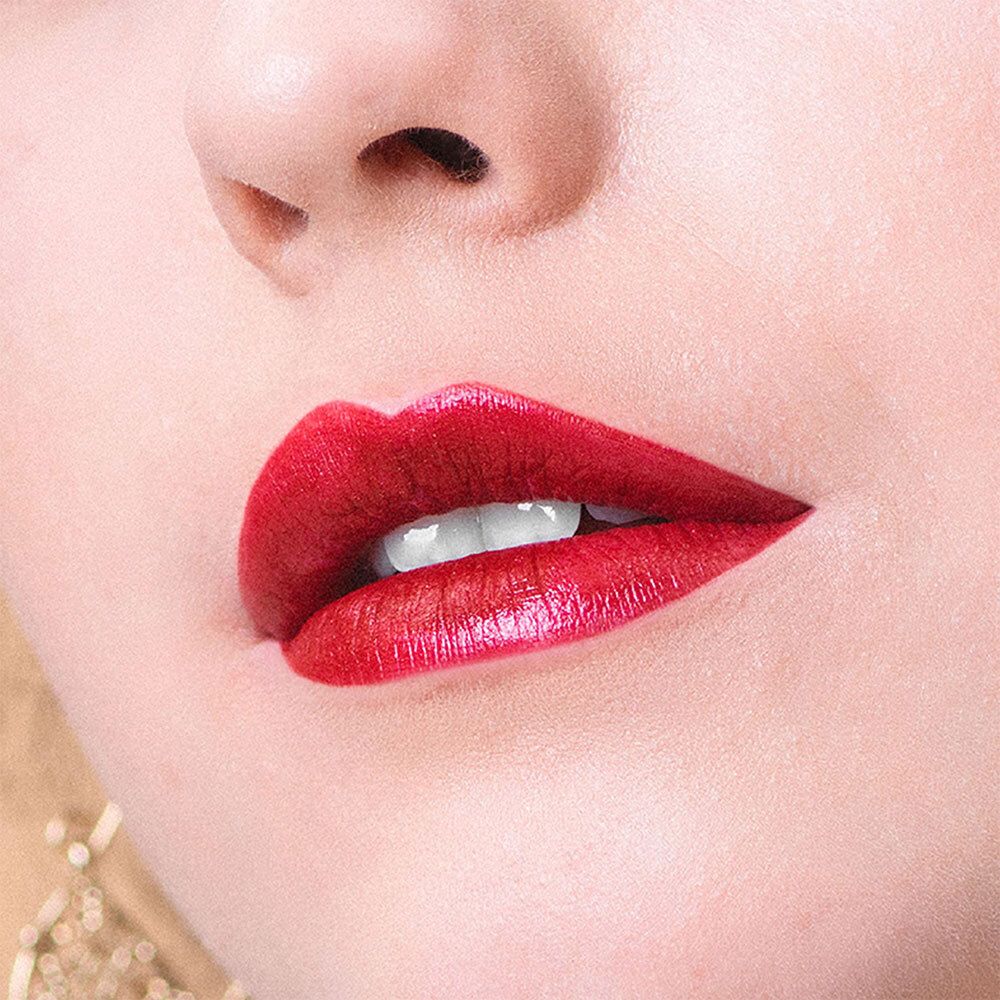 Nahaufnahme von Lippen mit rotem Lippenstift. Sichtbare Zähne.