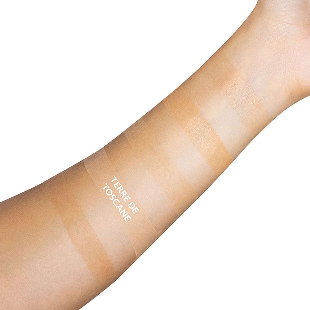 Arm mit Farbmustern. Mehrere Streifen mit unterschiedlichen Farbtönen. Text: TERRE DE TOSCANE.