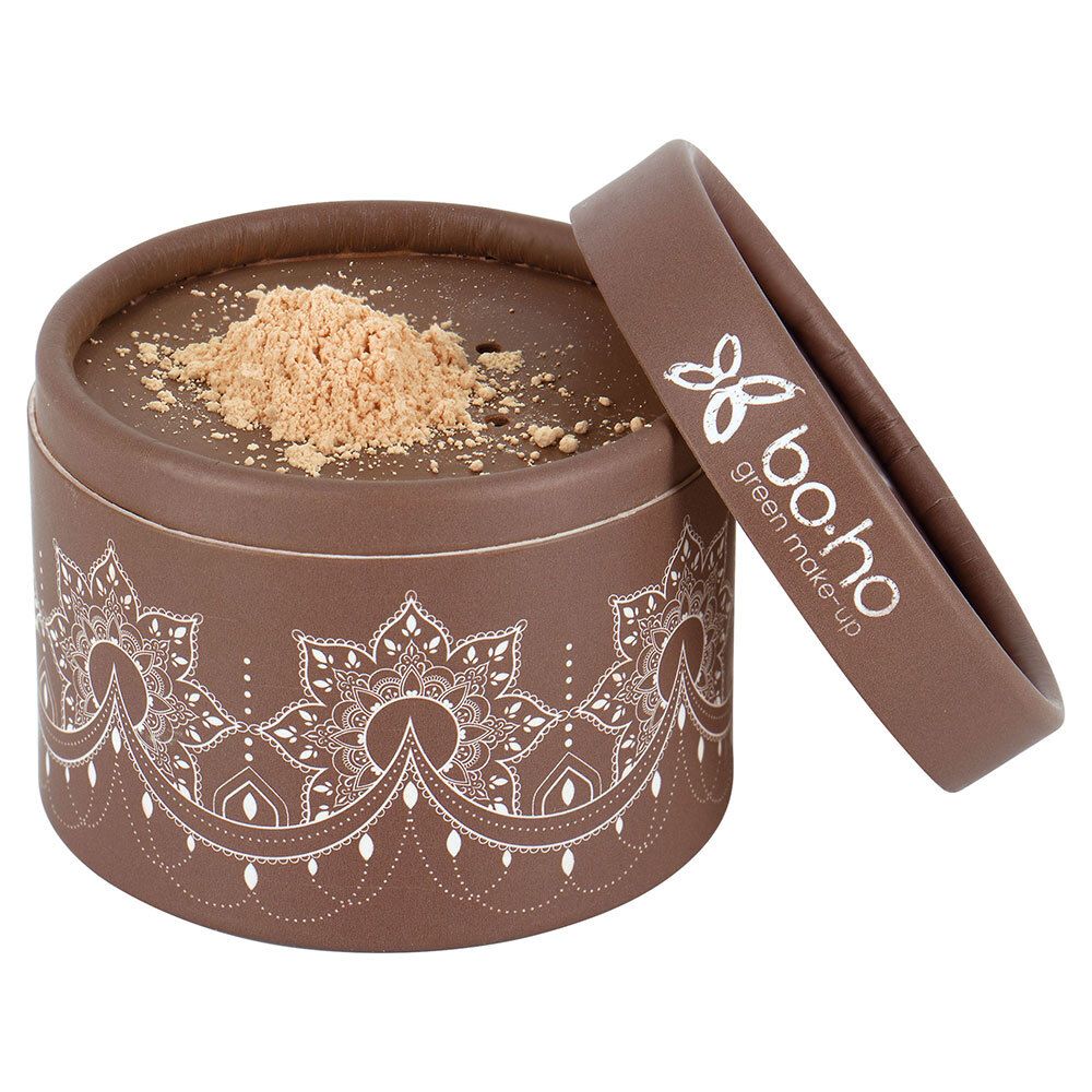 Boîte ronde marron avec poudre libre. Couvercle à côté. Marque : bo.ho green make-up. Inscription : Mineral Loose Powder.