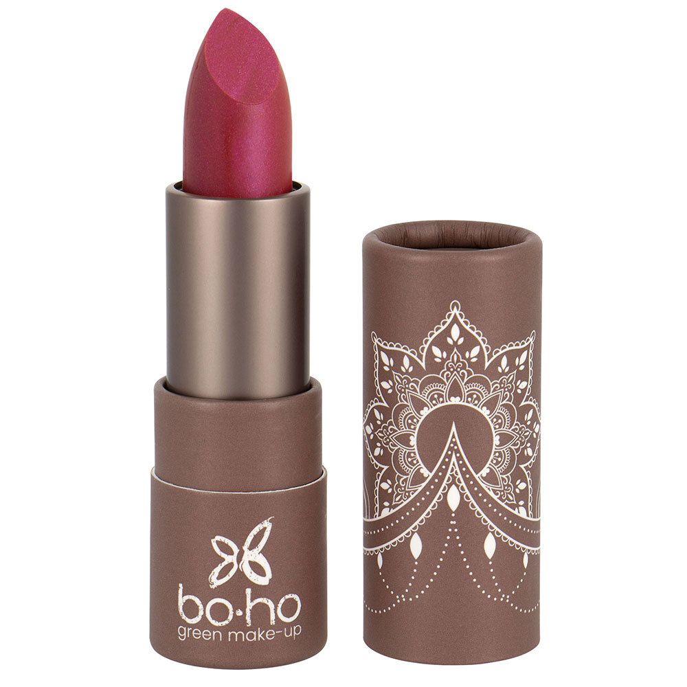 Lippenstift mit geöffneter Hülse. Rosa Lippenstiftstift, braune Hülse mit weißem Muster und Logo.