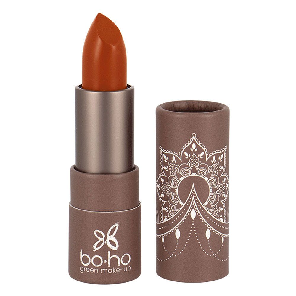 Lippenstift in brauner Hülse, geöffnet. Der Lippenstift ist orange. Auf der Hülse steht "bo-ho green make-up".