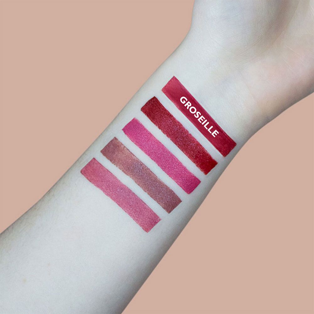 Arm mit fünf Lippenstiftfarben. Oben: GROSEILLE. Verschiedene Rottöne.