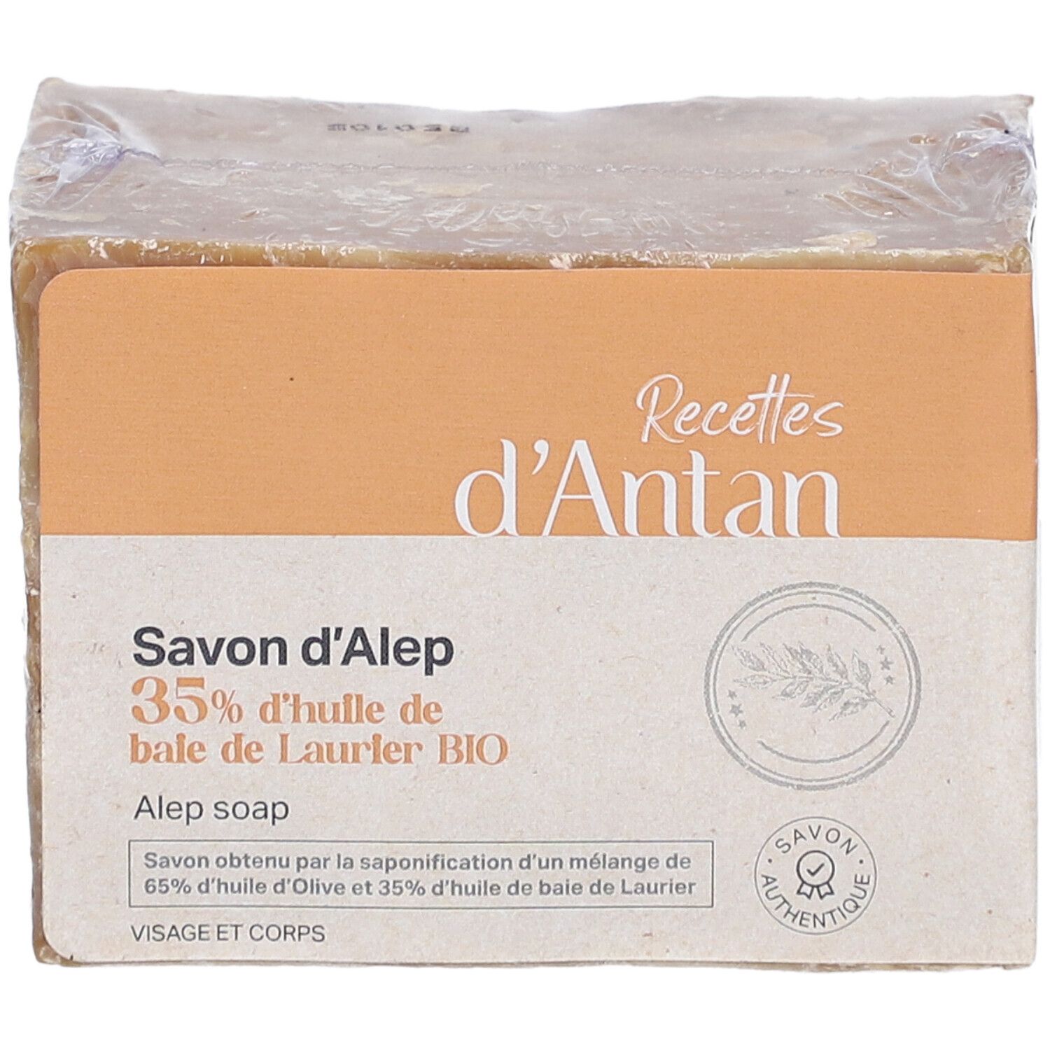 Savon emballé. Inscription "Recettes d'Antan Savon d'Alep 35% d'huile de bale de Laurier BIO" sur l'emballage.