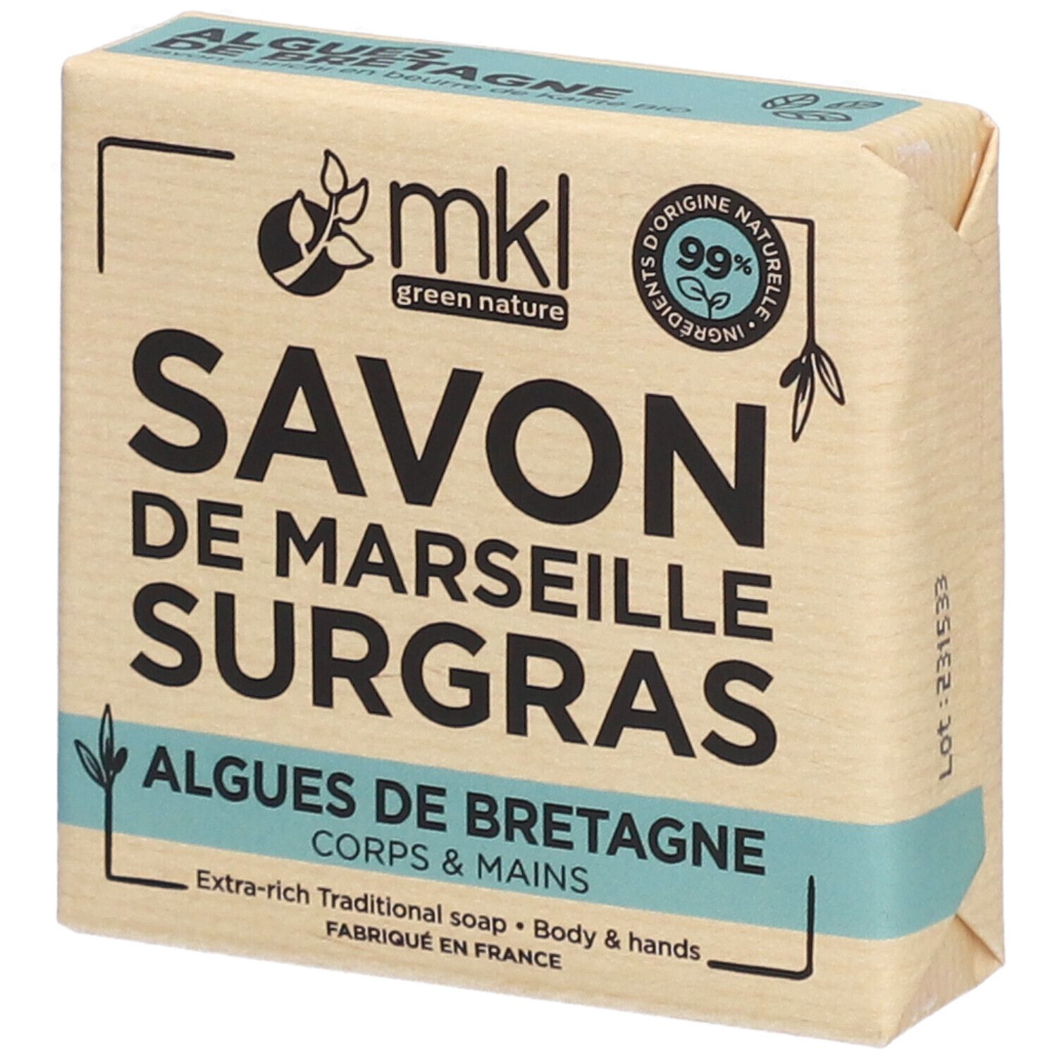 Savon emballé. Inscription: Savon de Marseille Surgras, Algues de Bretagne. Ingrédients naturels à 99%.