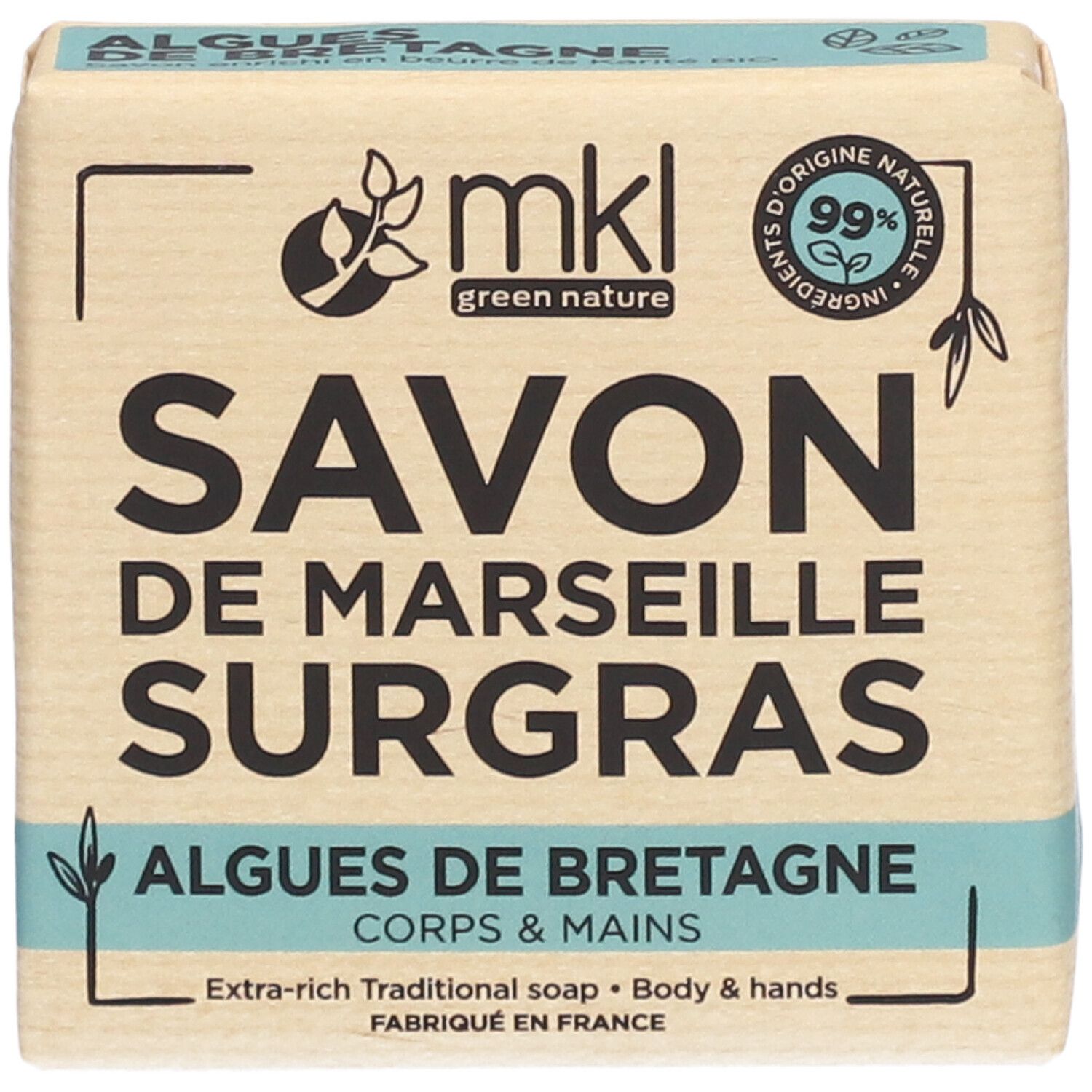 Savon emballé. Inscription: Savon de Marseille Surgras, Algues de Bretagne. Marque: mkl. 99% ingrédients naturels.