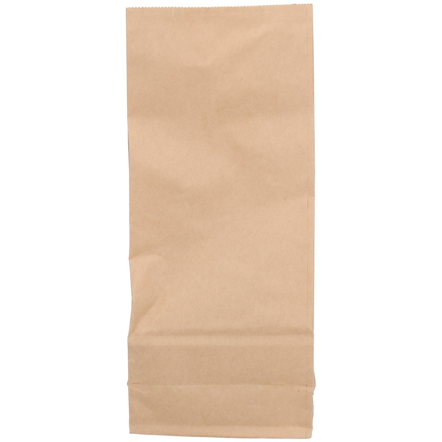 Brauner Papierbeutel, leer, mit Falten. Vorderansicht.