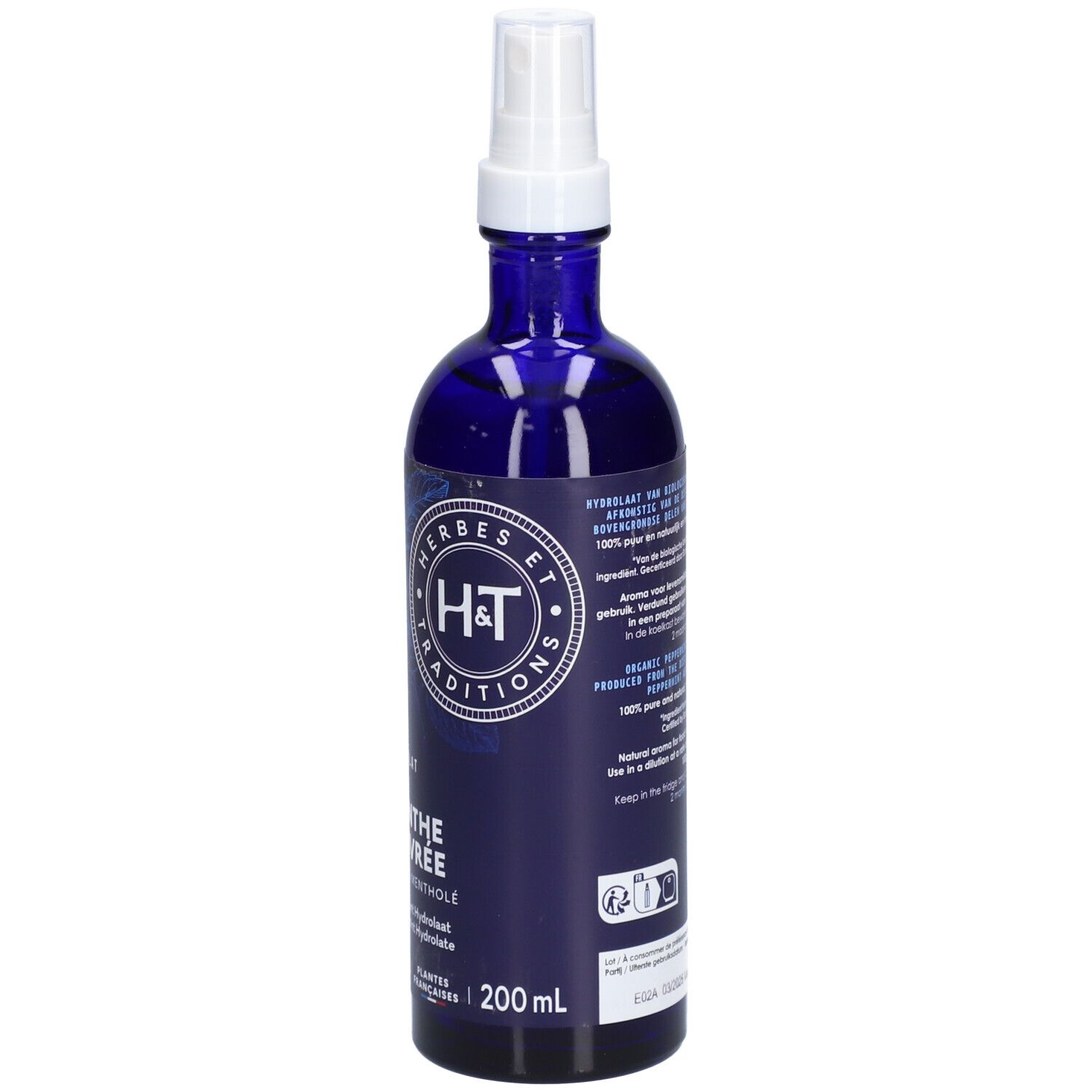 Rückseite einer blauen Glasflasche mit Sprühkopf. Text: Inhaltsstoffe, Anwendung, Bio-Zertifizierung.