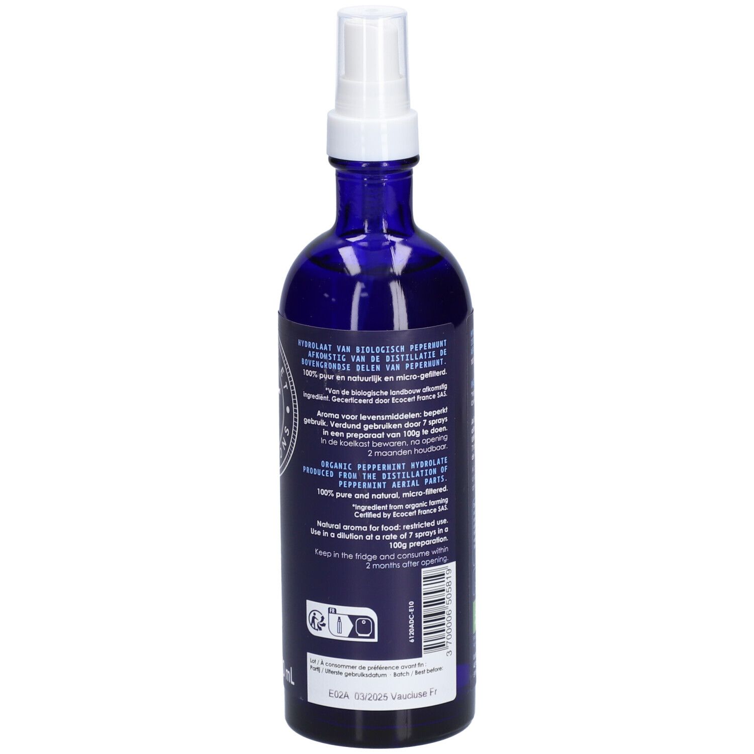 Rückseite einer blauen Glasflasche mit Sprühkopf. Text: Inhaltsstoffe, Anwendung, Bio-Zertifizierung.