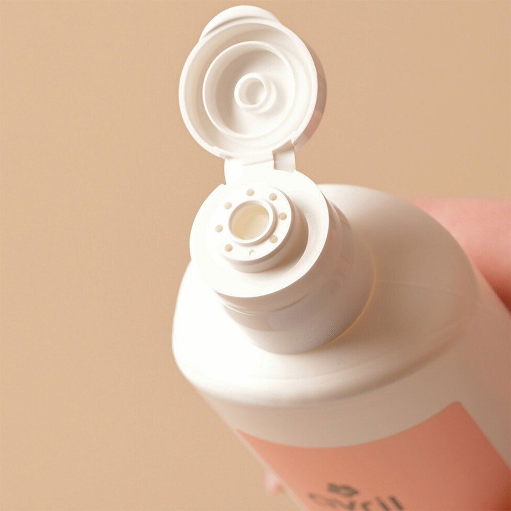 Gros plan sur le distributeur d'une bouteille de mousse nettoyante visage Avril.
