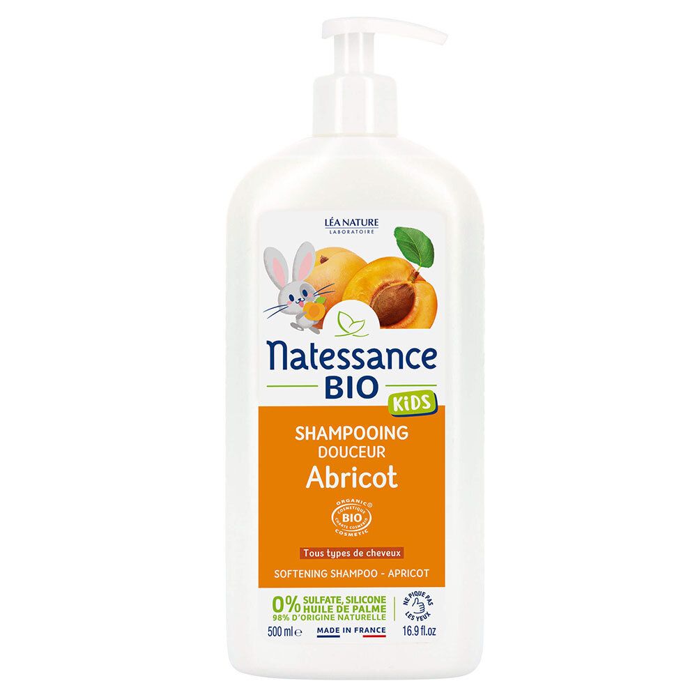Weiße Flasche mit Pumpe. Aufschrift: Natessance BIO Kids, Shampooing Douceur Abricot. Mit Aprikosen-Illustration.