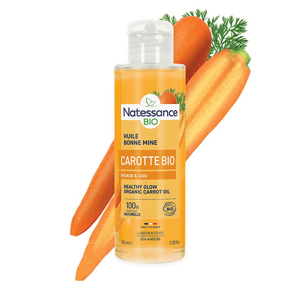 Glasflasche mit Produkt, daneben Karotten und Karottenscheiben. Produktname und Bio-Zertifizierung sichtbar.