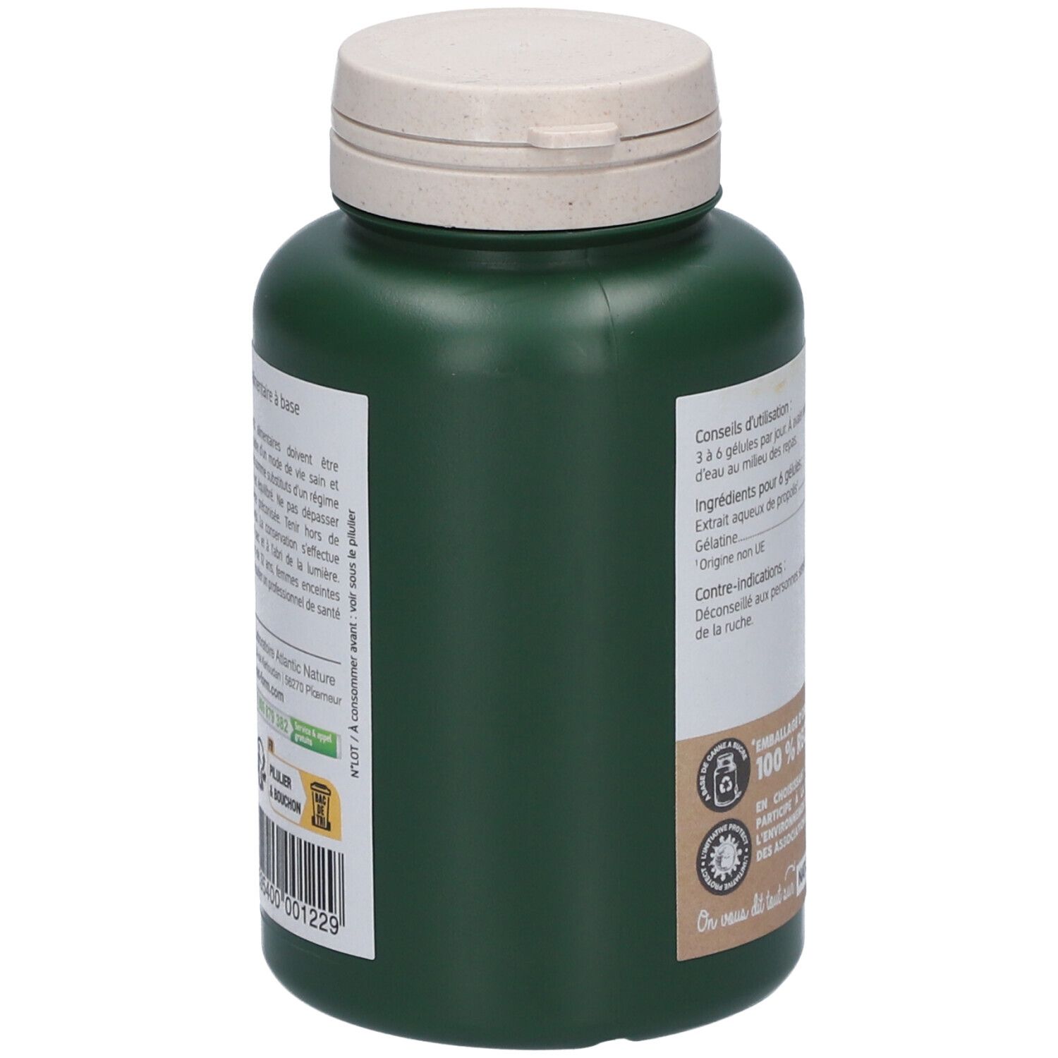 Seitenansicht einer grünen Flasche mit weißem Deckel. Etikett mit Text. Verpackung aus Pflanzenmaterial, 100% recycelbar.
