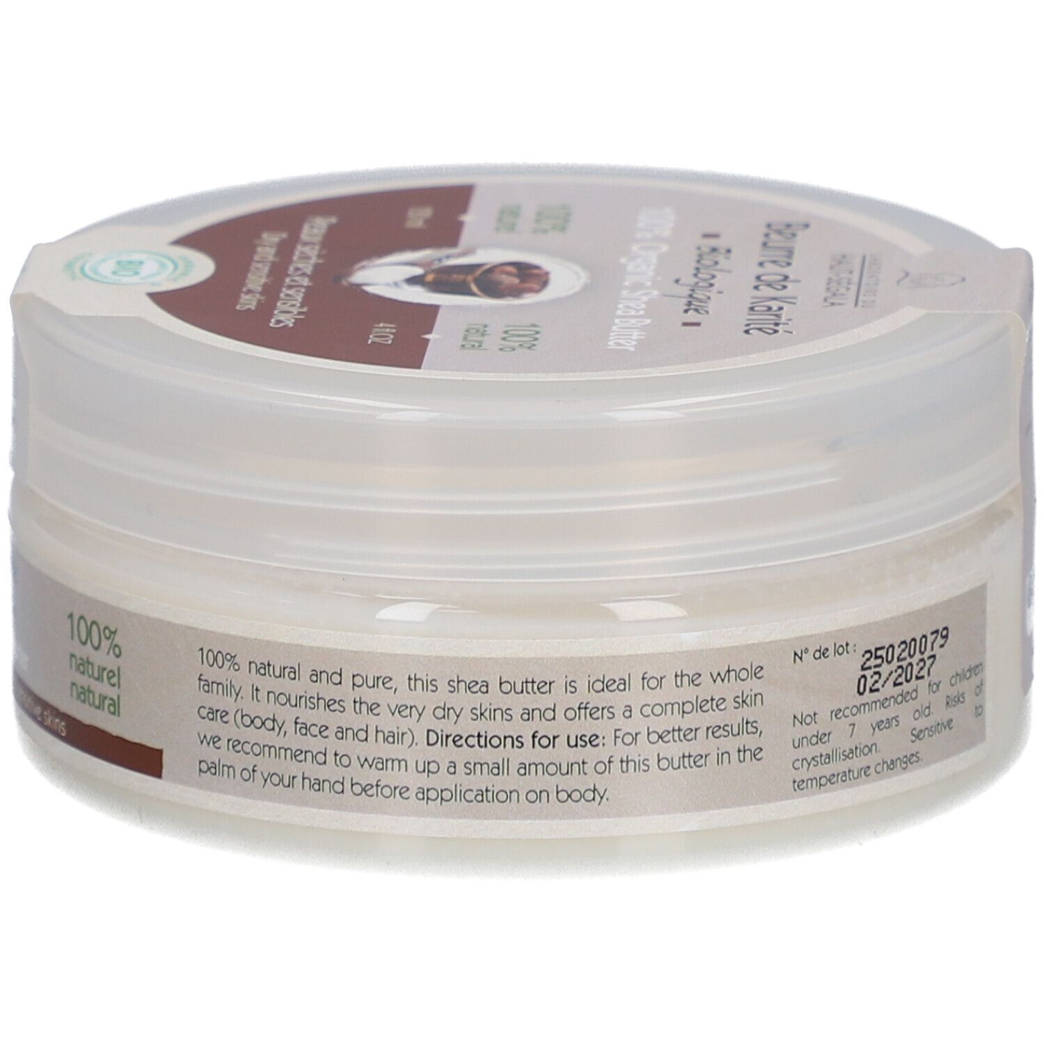 Pot cylindrique avec couvercle. Inscription: Beurre de Karité Biologique, 100% Organic Shea Butter. Label bio. Texte et date de péremption.