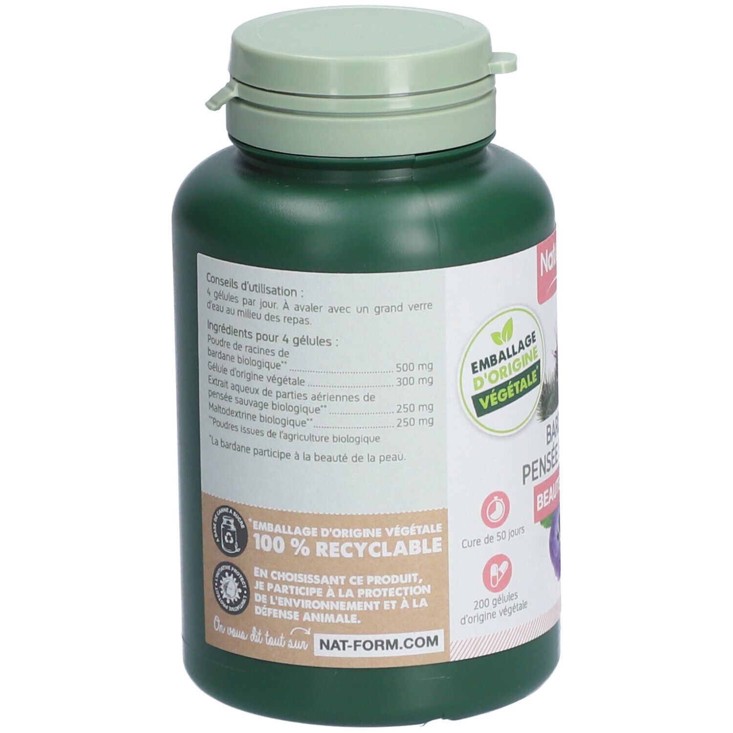 Rückseite einer grünen Flasche. Text: Inhaltsstoffe, Gebrauchsanweisung, 100% recycelbar, Nat-Form.com. Abbildungen von Pflanzen.