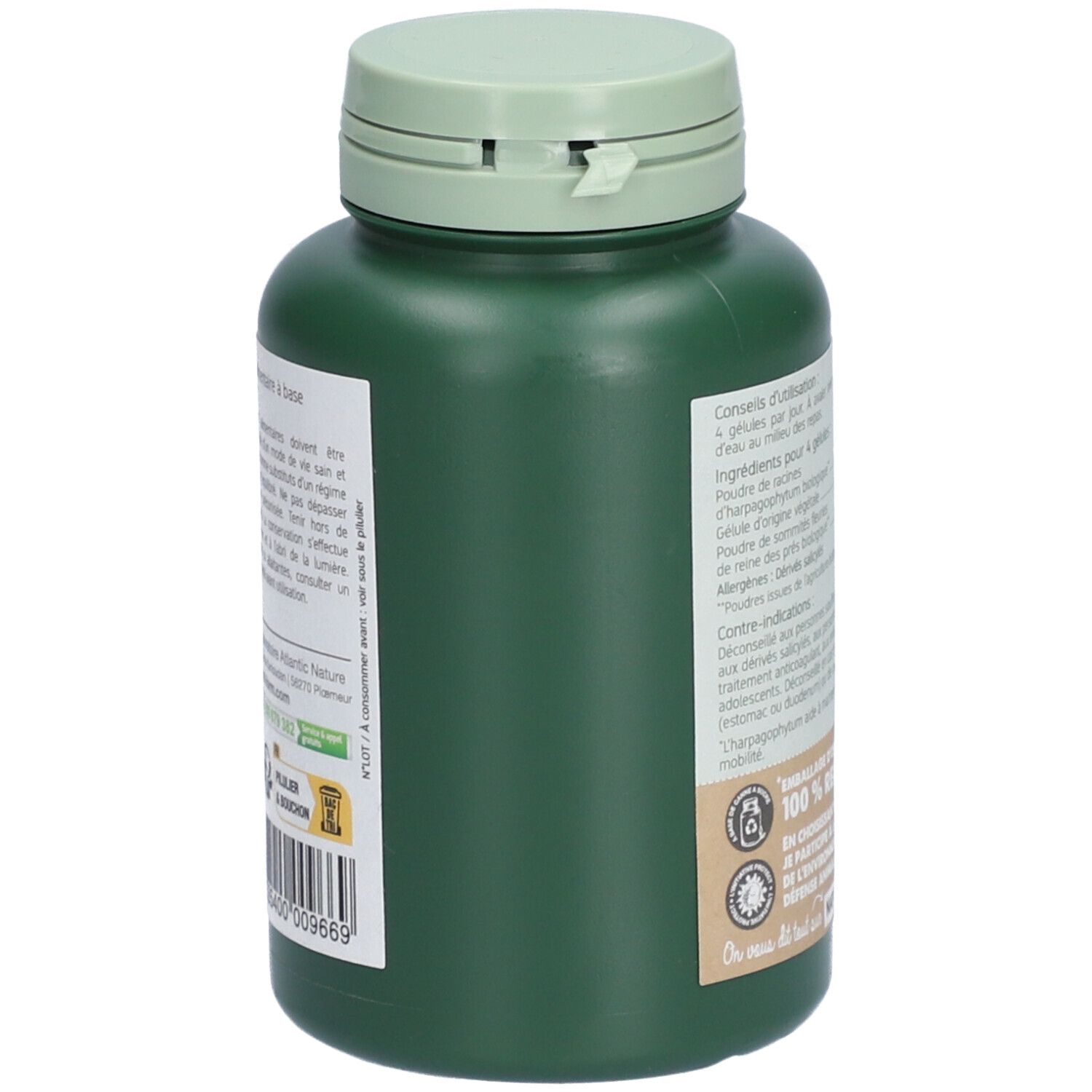 Grüne Flasche, Seitenansicht. Etikett mit Text und Logos. 100% recycelbar. Vegan-Logo. Barcode.