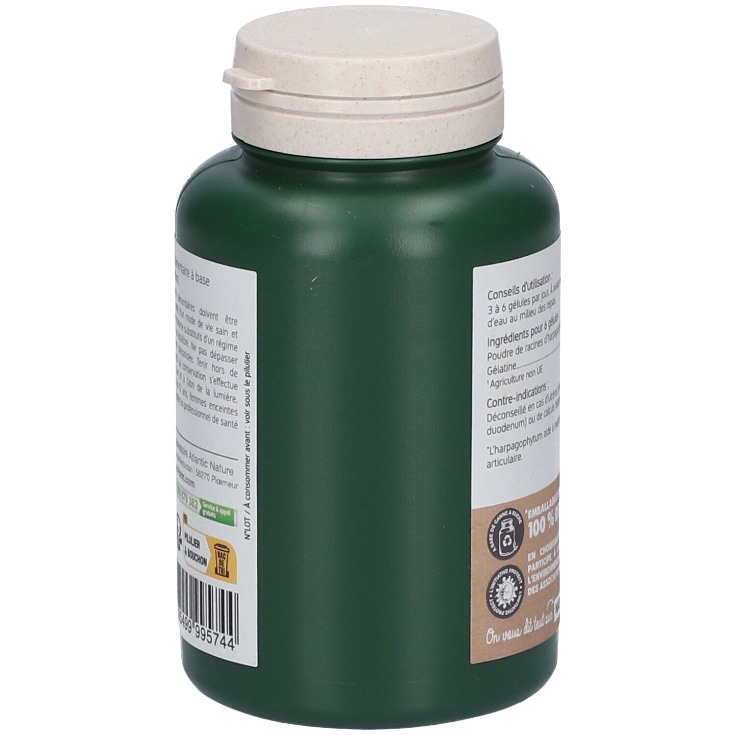 Seitenansicht der grünen Flasche mit weißem Deckel. Etikett mit Text und Logo. Text: Emballage d'origine végétale. 100% Recyclable.