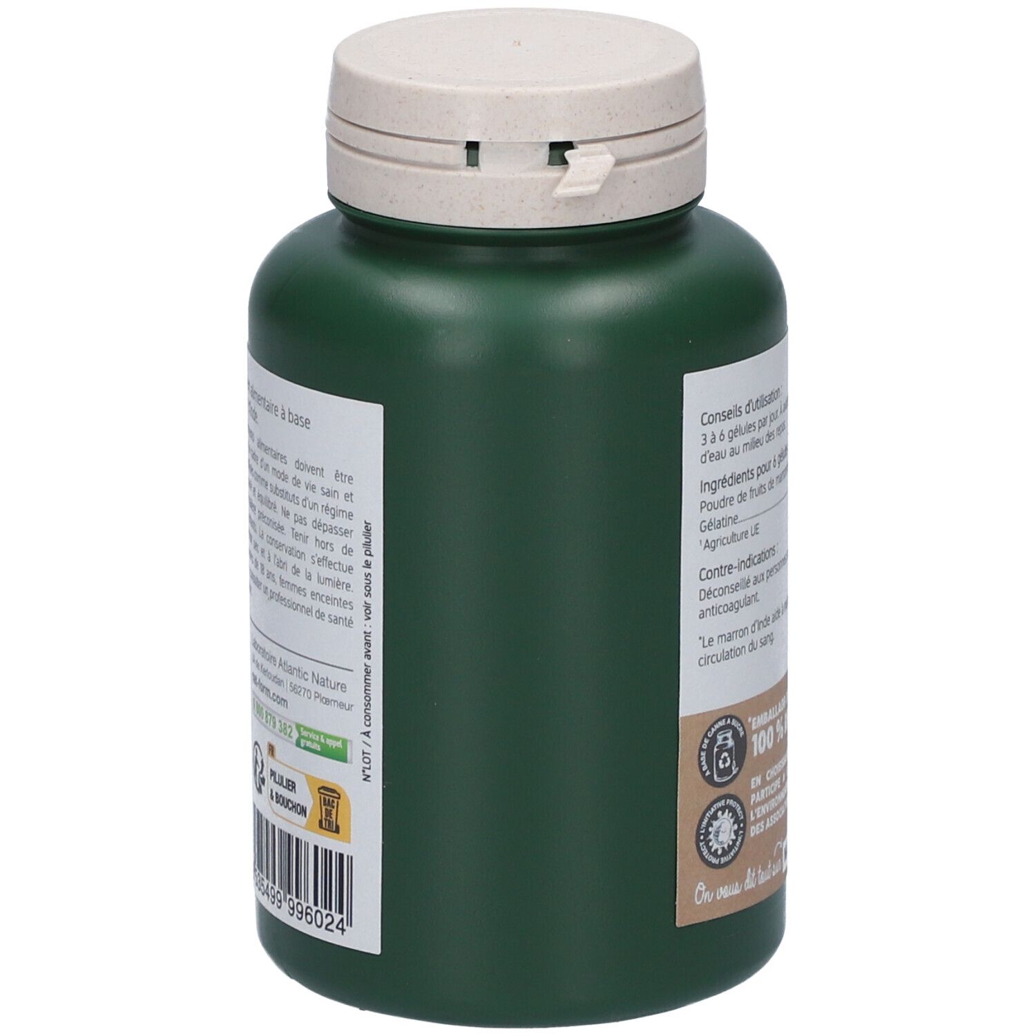 Grüne Flasche mit weißem Deckel. Etikett mit Text und Barcode. Text: 100% recycelbar. Logo: Pflanze und Recycling-Symbol.