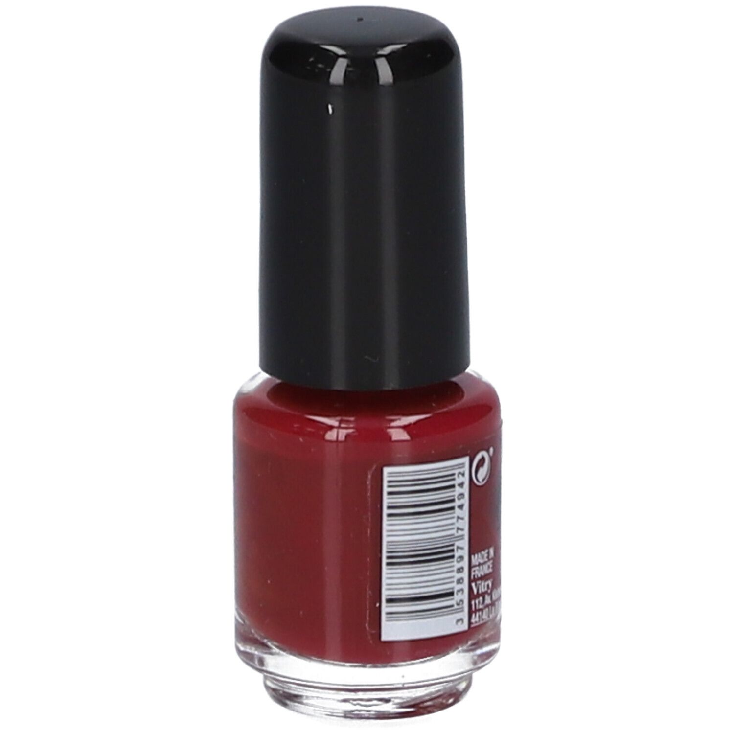 Rückseite einer Nagellackflasche. Schwarzer Deckel. Barcode und weitere Informationen. Rote Flüssigkeit sichtbar.