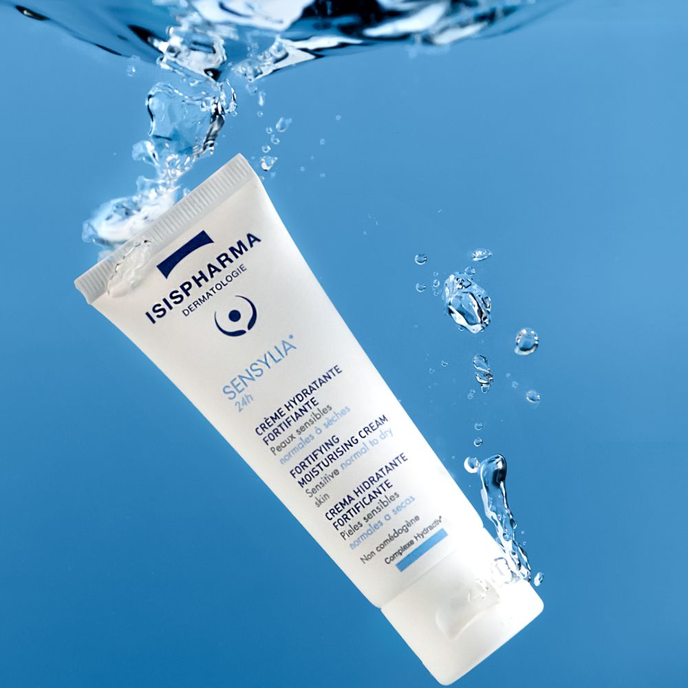 Weiße Tube ISISPHARMA Sensylia 24h im Wasser. Text: Crème Hydratante Fortifiante. Für empfindliche Haut.
