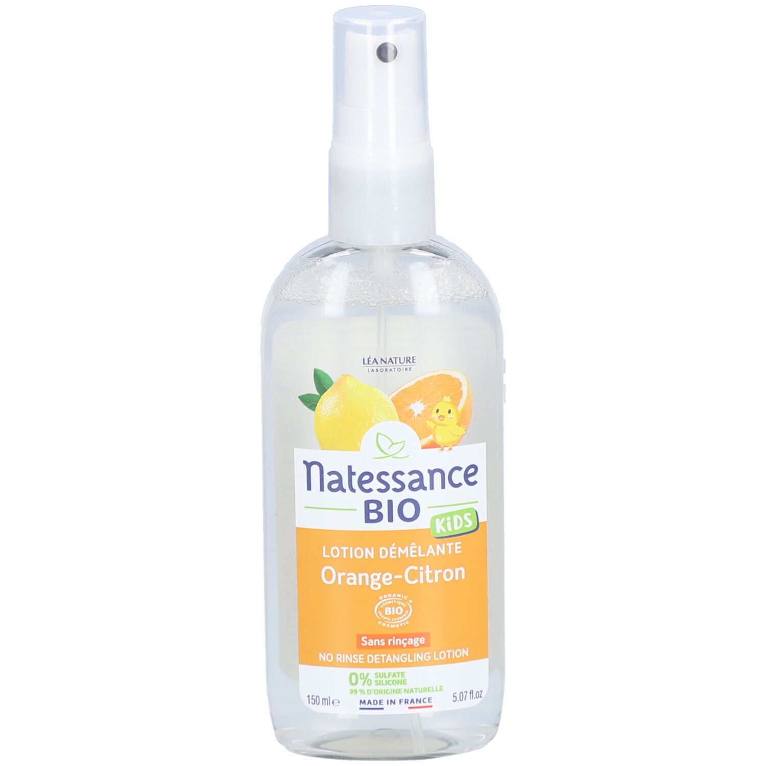 Transparente Flasche mit Sprühkopf. Etikett mit Logo, Orange-Zitrone-Illustration und Text: "Lotion Démêlante".