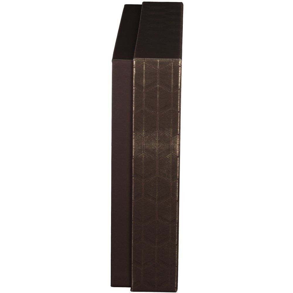 Vue latérale étroite d'un coffret cadeau marron. Motif géométrique doré sur le côté.