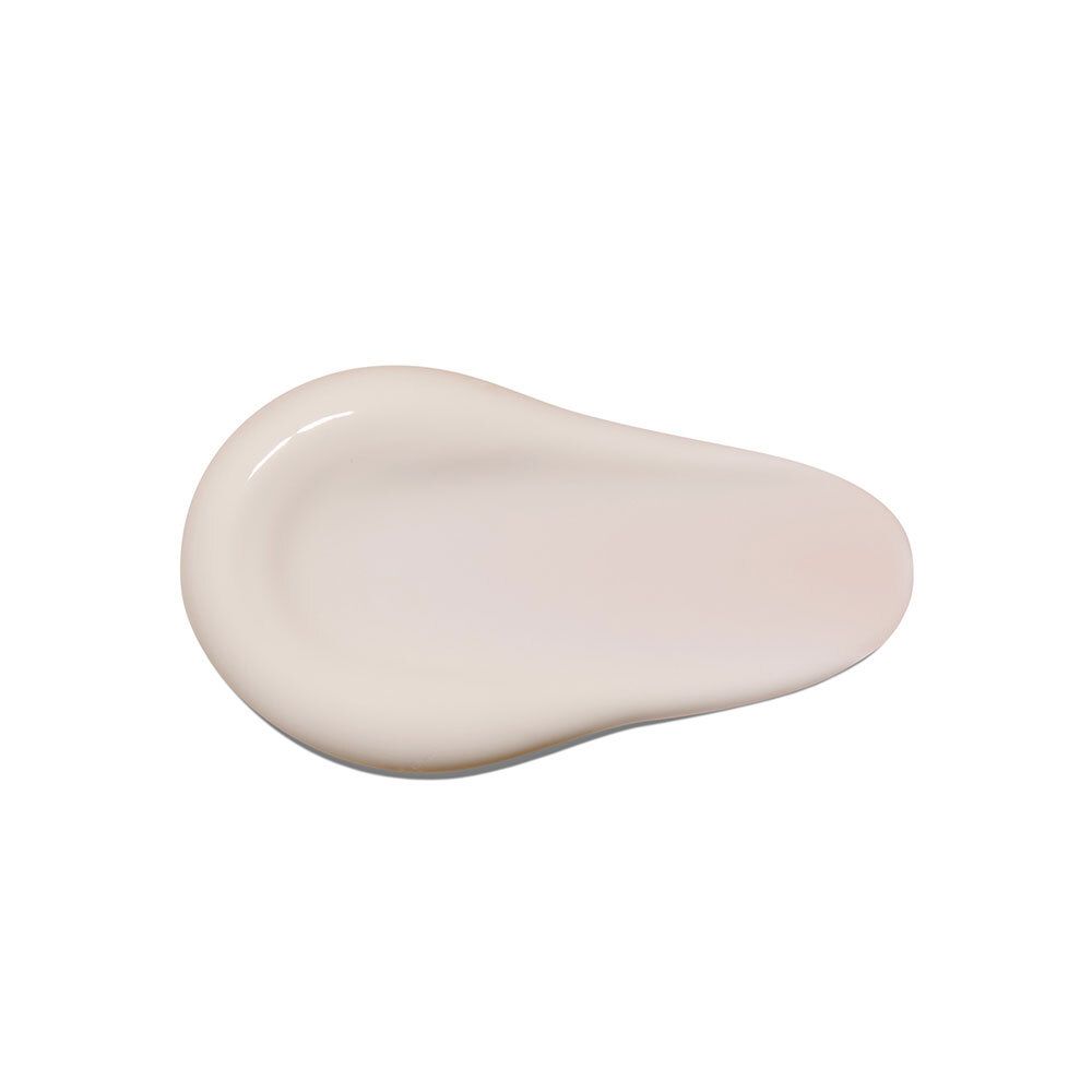 Éclaboussure de crème blanche. Forme ovale. Sur fond blanc.