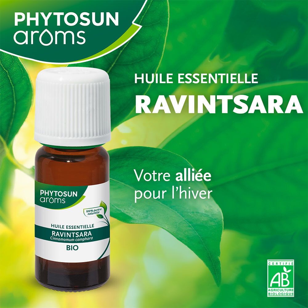 Flacon en verre brun, bouchon blanc. Inscription: PHYTOSUN aroms, RAVINTSARA. Fond: feuilles vertes.