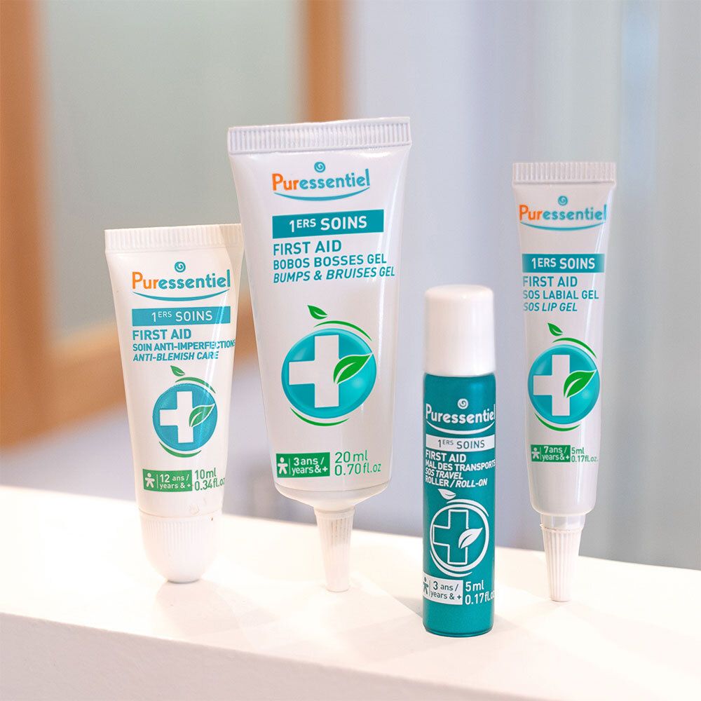 Quatre tubes. Inscription: 1ERS SOINS, BOBOS BOSSES GEL, SOS LABIAL GEL, ANTI-IMPERFECTIONS.