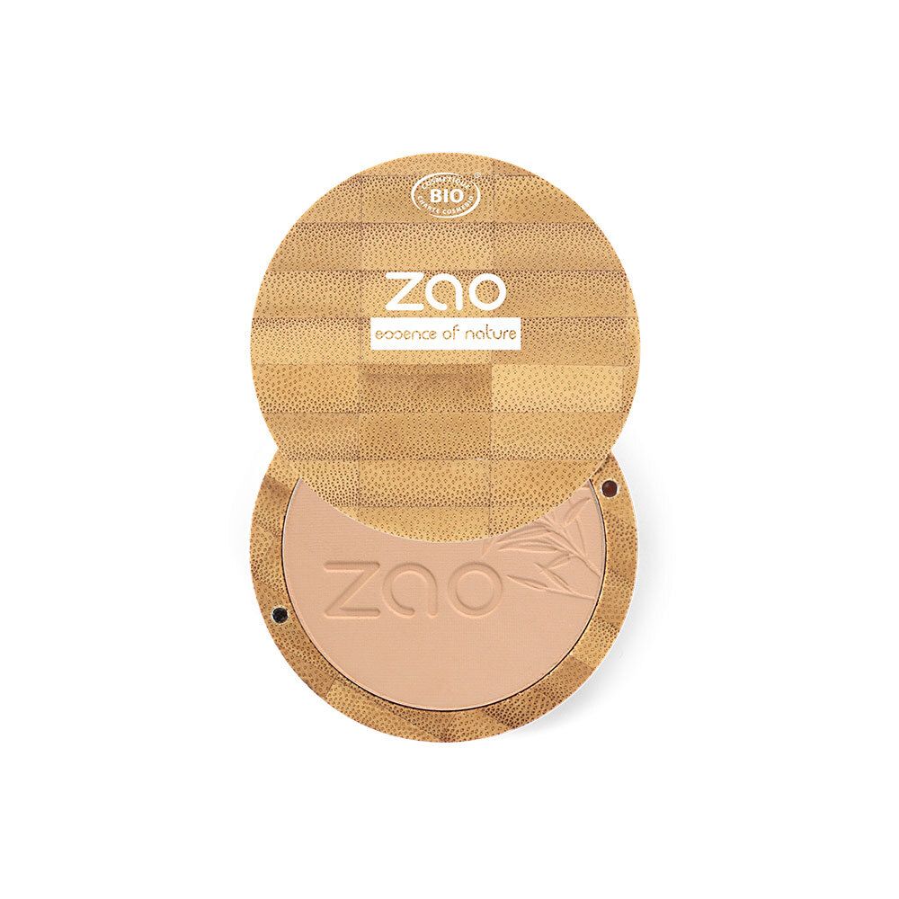 Kompaktpuder mit Bambus-Gehäuse. Deckel geöffnet, Puder sichtbar. Marke ZAO, BIO-Zertifizierung. Farbton 303.